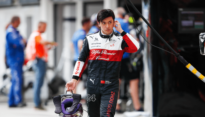 周冠宇爽约！起步大崩盘，压哨绝杀米克，维斯塔潘极限救车夺冠