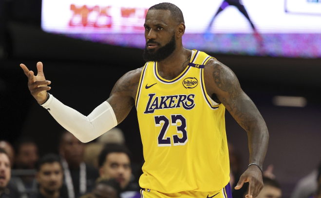 詹姆斯赛场新动态：做客国王替补席吃药引热议，晒照调侃创登场时间纪