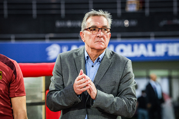 国足3轮0分后考虑换帅引争议，国脚力保伊万造2连胜，影响几何？