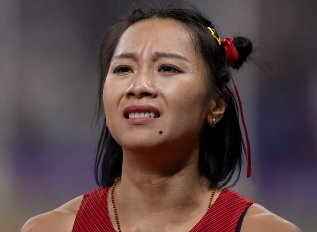 中国百米女飞人痛哭真因：授业恩师去年辞世！苏炳添也感动落泪