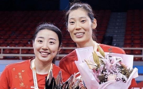 万众瞩目！斯坎迪奇出征客场，姚迪朱婷全队合影，有望率队连胜