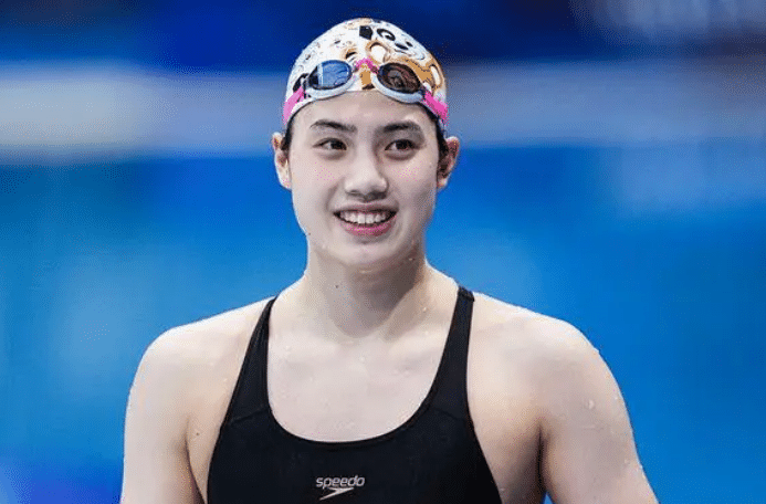 张雨霏强势夺金！妈妈激动落泪，爸爸振臂高呼，亲友热烈庆祝