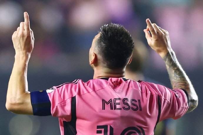 两个月后完美回归！梅西2球1助攻获官方MVP，动情表示：我想踢球