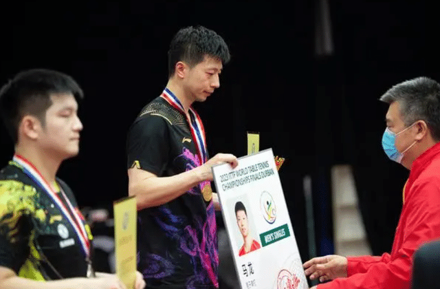 3-0打爆世界第一！34岁乒坛GOAT带伤夺冠，粉丝却痛批秦志戬