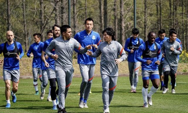 中超第1家！申花发布训练照，“耐克”元素全被P掉，网友力挺：干得漂亮