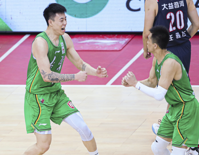 就在昨天，张镇麟创队史26年纪录，郭艾伦送上最高评价