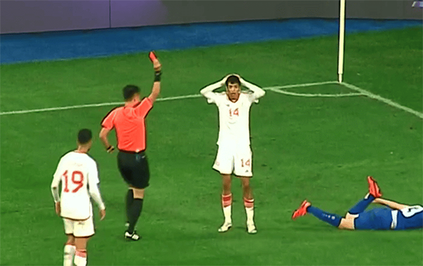 马宁18强赛引关注！罚下阿联酋一人加判点球，遭围攻镇定处之