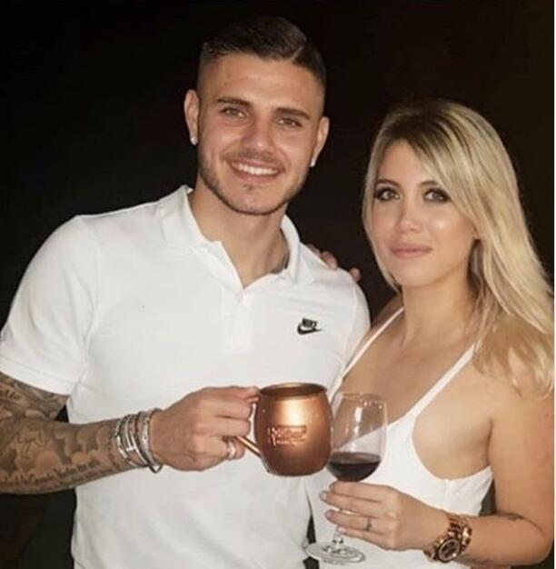 一天12次被吐槽，伊卡尔迪晒妻子、宠物合影：我的狗和我的母狗