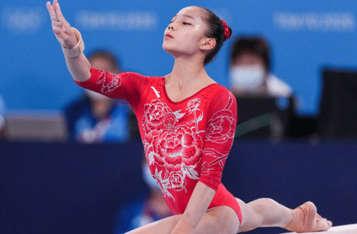 17岁管晨辰夺金！爸爸抱头痛哭，举起妻子疯狂庆祝，全家沸腾了