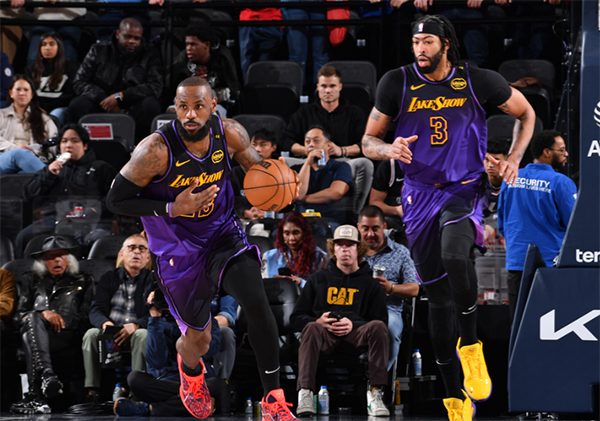 詹姆斯25+11难救主，洛城德比末节哑火，湖人憾负快船