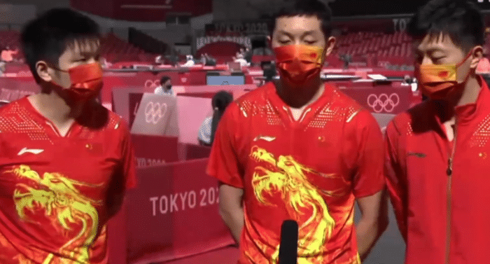 国乒老大！樊振东背着手用眼神指挥，马龙和许昕瞬间被安排了