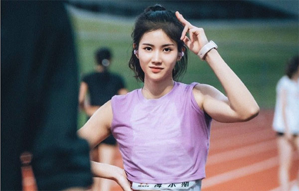 可爱爆表！夏思凝晒自拍引热议，霸气甜美兼具，获孙海平力挺