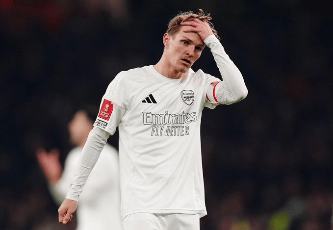 阿森纳再陷危机：骗点惹争议，多打一人反出局，3 场不胜致三线作战全线告