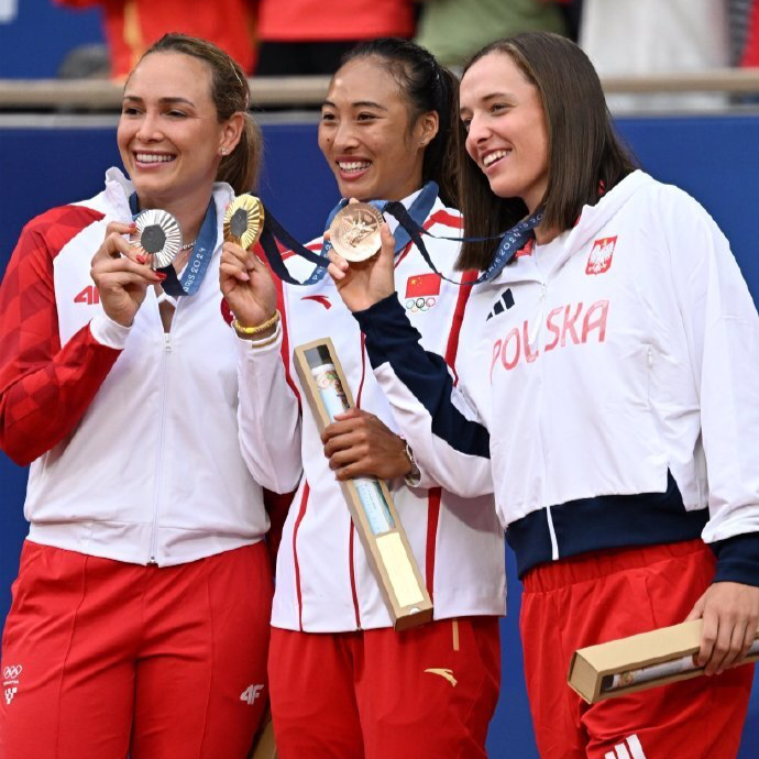 郑钦文勇夺奥运网球金牌，维基奇输球后态度引争议