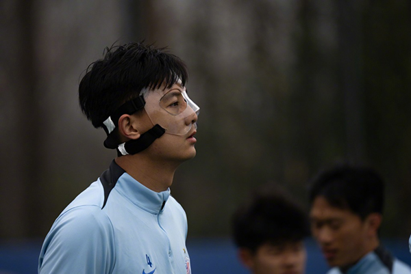 申花防线遭遇重创！蒋圣龙面部骨折 国足中卫危机加剧