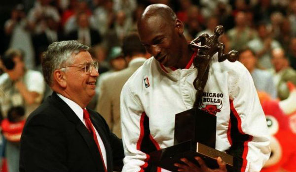 历史上蝉联过常规赛MVP的球员有哪些？