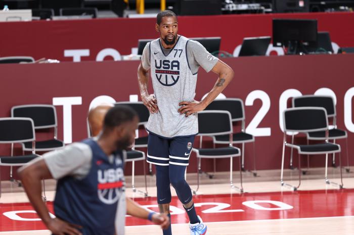 雄鹿双星和布克抵达东京！美国男篮12人首次合体，波波维奇亲自迎接