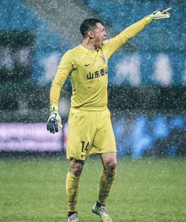 泰山宣布与35岁王大雷续约，2+1合同，其10赛季夺6冠