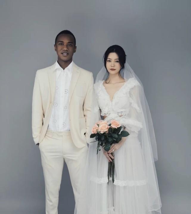 申花30岁黑人混血后卫大婚！中国娇妻颜值获称赞，国足红星出任伴郎