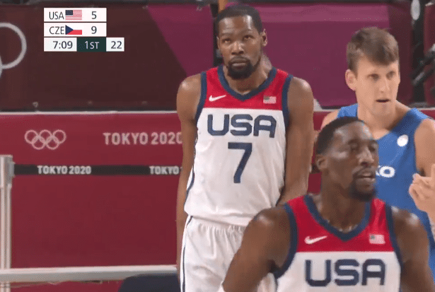 美国男篮关键战艰难反超，杜兰特里程碑超安东尼，梦之队第一人