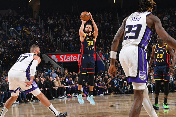 4000三分里程碑 库里闪耀勇士主场