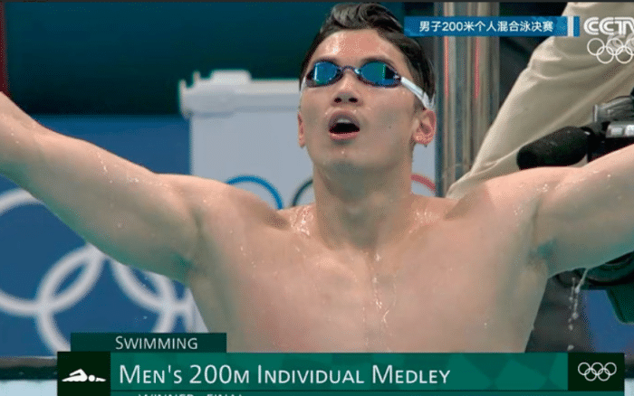 汪顺奥运夺金！父母紧紧相拥庆祝，妈妈哭成泪人，现场欢声雷动