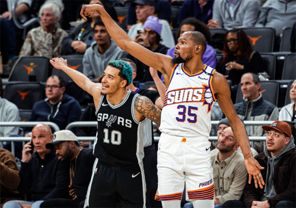 太阳惨负马刺遭四连败！杜布组合失准，关键时刻集体隐身