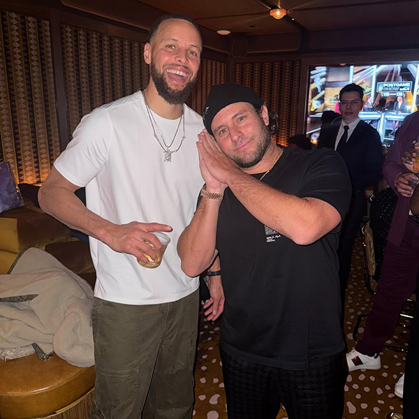 追梦生日派对曝光：35岁许下夺冠心愿，库里率众队友深情献唱