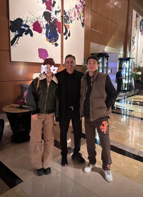 韦世豪携美眷日本邂逅卡纳瓦罗，合影留念令恒大球迷泪光闪烁