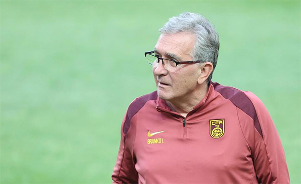 万质疑部分国脚 称到国家队就称有伤！18强赛将挑选精神强硬队员