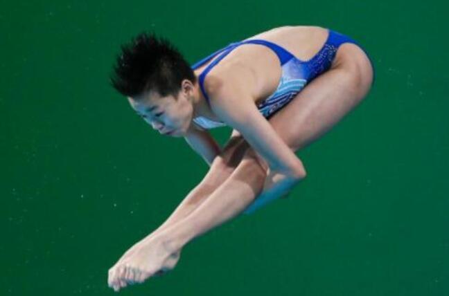 全红婵最新消息！再次载誉回国，蓝色章鱼帽抢镜，国家级报纸盛赞