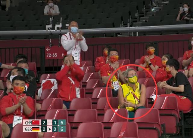 国乒冠军团混入一外国姑娘，离开时这举动满满的尊敬