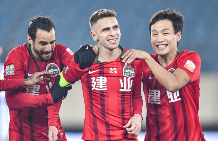 突发！1.4亿中场+神锋即将加盟中超大黑马，泰山队国脚也已被相中