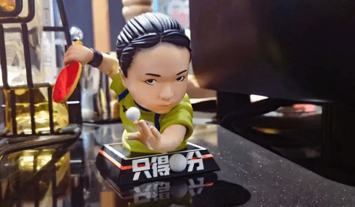 火了！伊藤美诚发球动作成巨大商机，被制成T恤，模型太像了