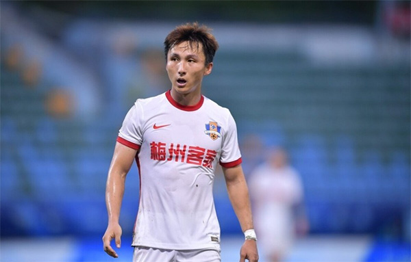 尹鸿博不满足协判罚评议 中超赛场再起波澜