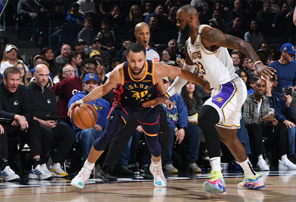 湖人双杀勇士，库里下半场手感冰封8中0，赛后詹库畅聊引关注