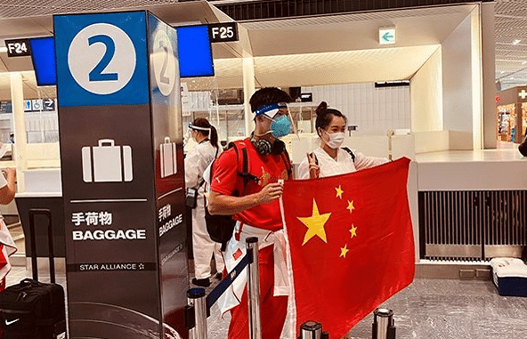 载誉回国！苏炳添全副武装，一身中国红人气高，隔离后备战全运会