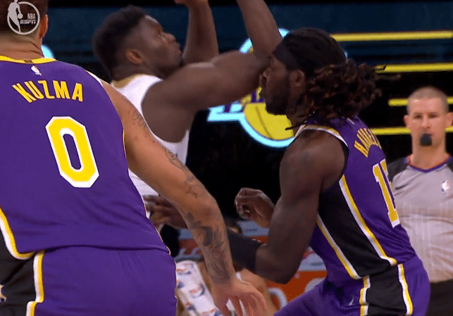 锡安铁肘太狠，湖人两大悍将惨遭肘击险受伤，大莫捂着肚子痛苦倒地