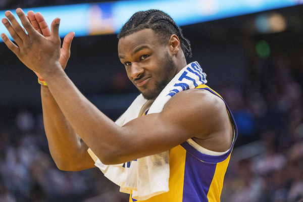 布朗尼生涯里程碑：轰 30 分闪耀客场首秀，关键时刻功亏一篑