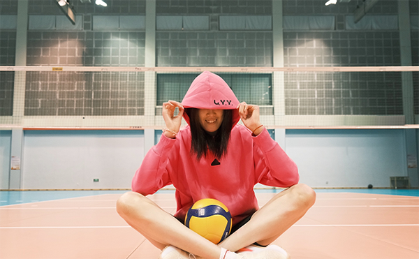女排头牌！李盈莹晒赞助商衣服，印有专属名字，大长腿抢镜