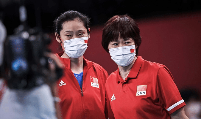 女排深夜回家！与三大梦之队同行，郎平挥手致谢，全队隔离后解散