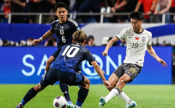 国足突发！主力左后卫伤退，战沙特首发面临调整且不再补招国脚