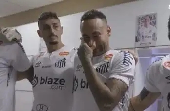 锦标赛半决赛前夕，内马尔因伤落泪，更衣室激励队友