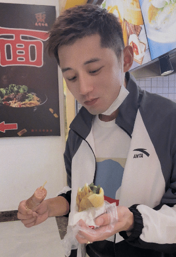 张继科近况：登央视+代言接到手软，煎饼果子当夜宵