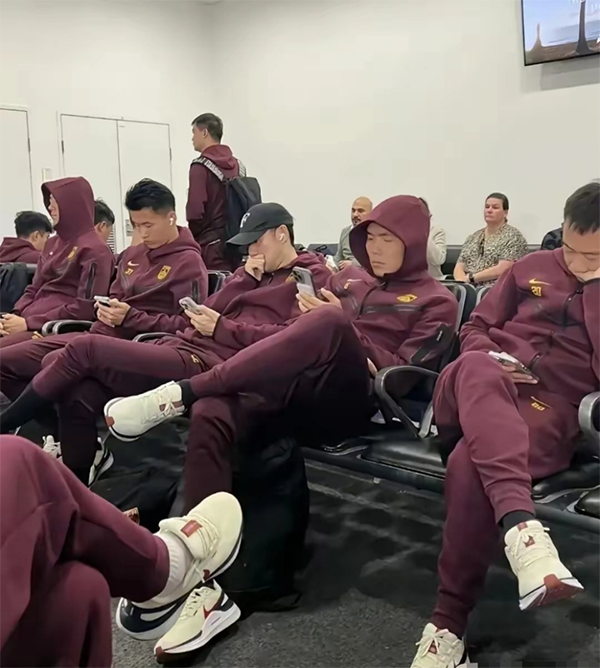 国足众将行为引质疑，翘脚瘫坐、穿耐克、玩苹果手机被批缺爱国心