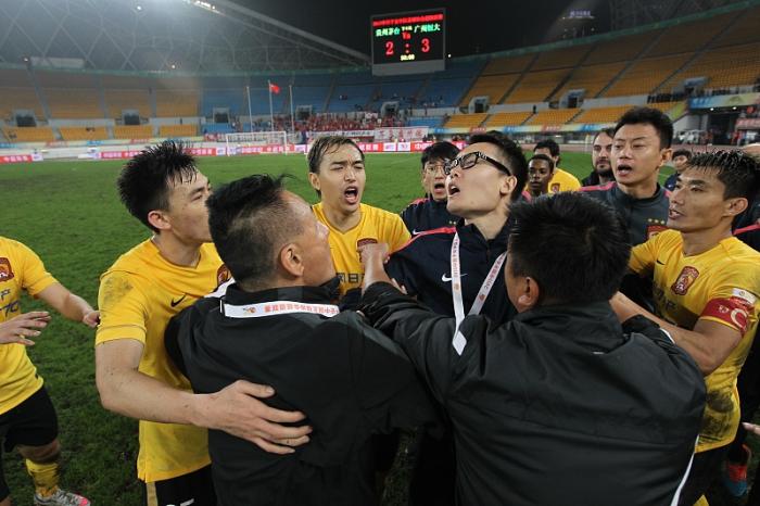足协杯冠军解散？宫磊曾带领人和击败恒大，罚下穆里奇无缘三冠王