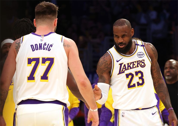 卡哇伊成 "弑詹凶手"？裁判眼瞎+小卡屁股 老詹绝境求生