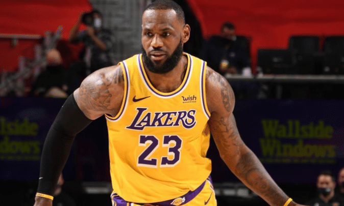 王仕鹏说老詹走步被喷惨，NBA官方回应，承认一次走步太难了