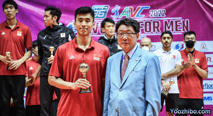 张景胤太搞笑！颁奖仪式坐立不安，2米07站上颁奖台俯视对手