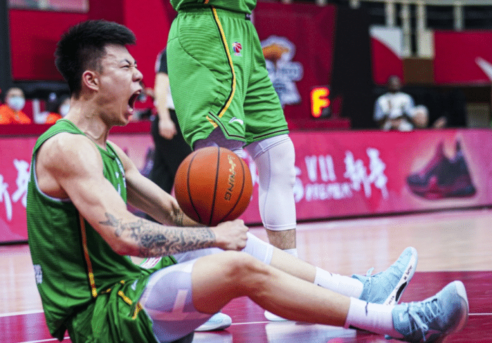 心疼！CBA最帅教练压力山大：腰带扣到最后，吃不下睡不好